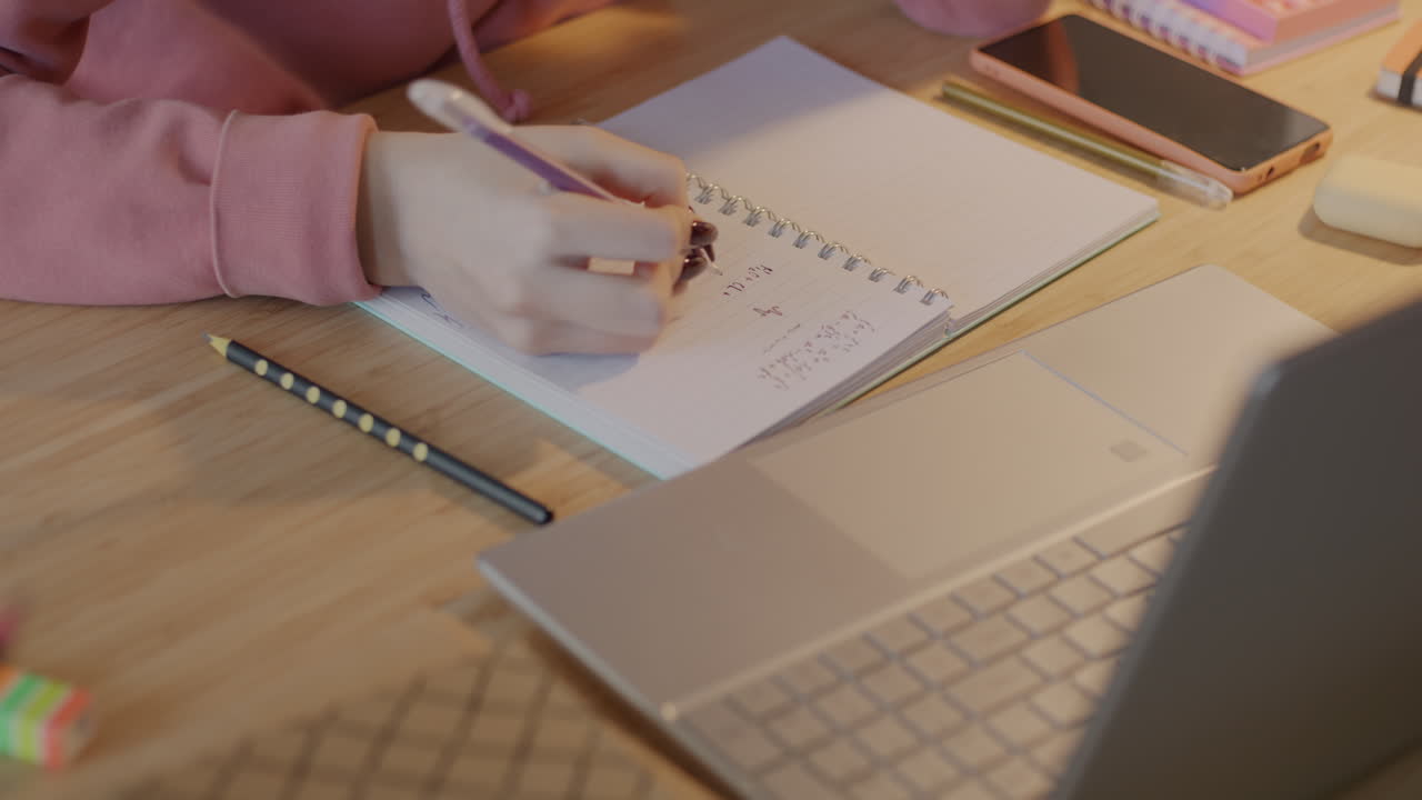 estudiante que estudia en el hogar