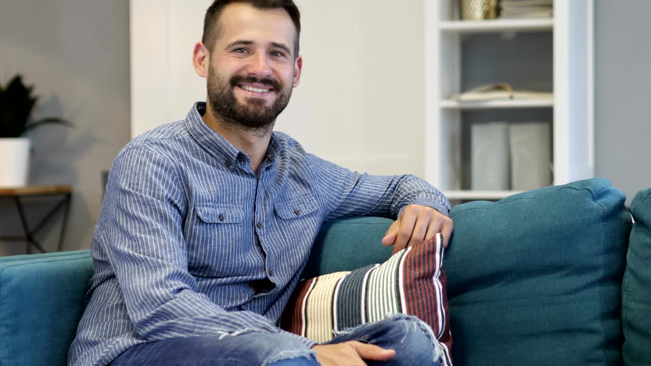 hombre sentado sonriendo casualmente