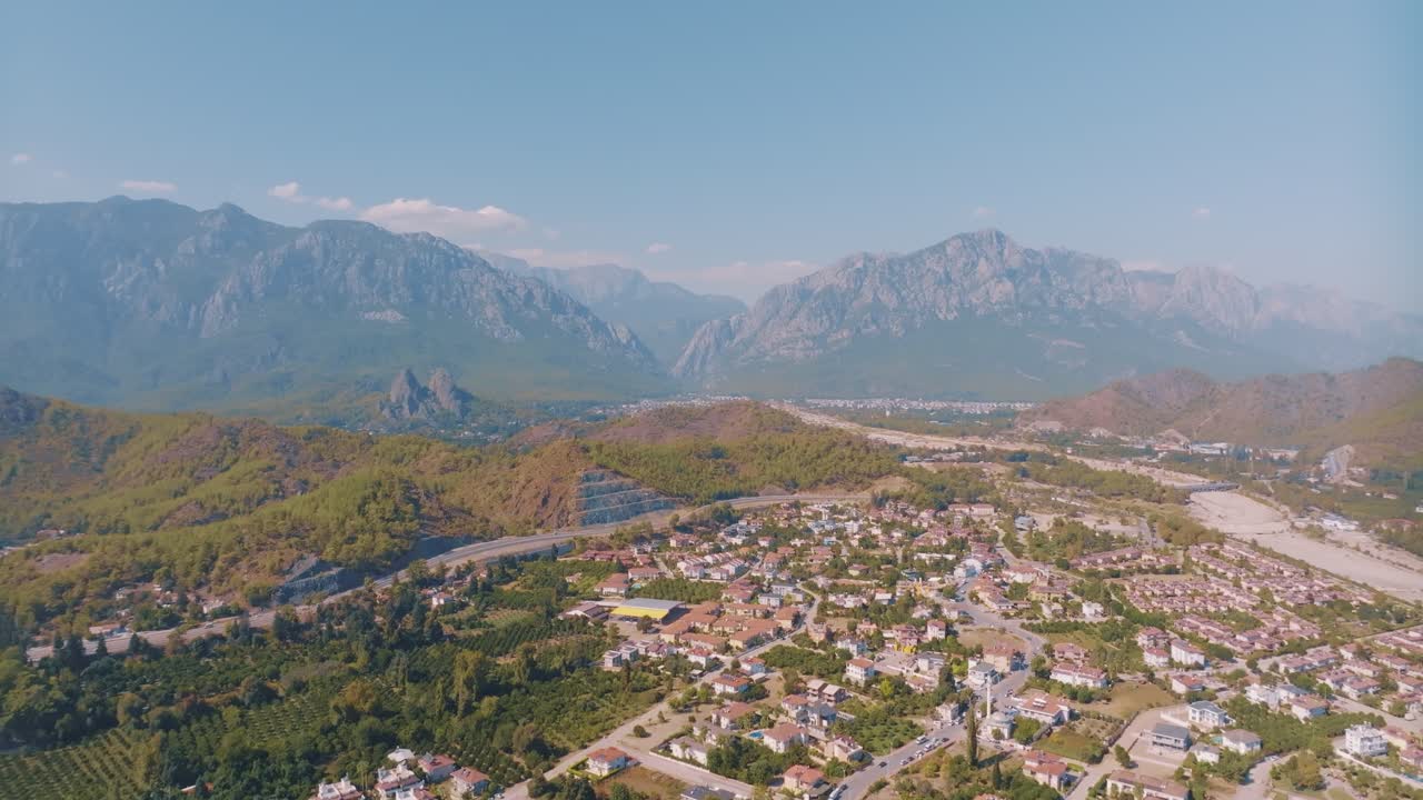 vista aérea de una ciudad montañosa en turquía