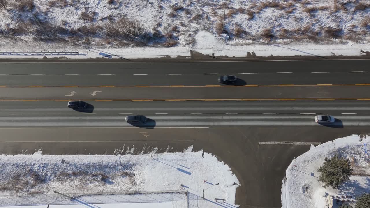 캐나다 칼레돈의 눈 인 풍경에서 겨울 동안 고속도로에서 운전하는 자동차.