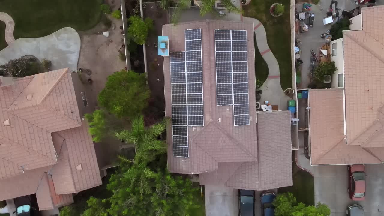 vista aérea sobre techos residenciales con paneles solares fotovoltaicos en los suburbios de los ángeles, california