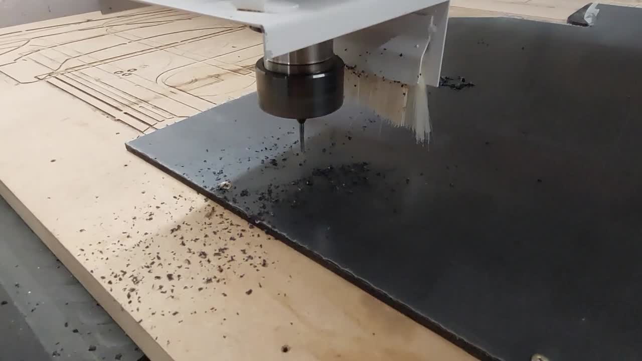 máquina enrutadora cnc que corta decoraciones de fresado a partir de una placa de espuma de plástico