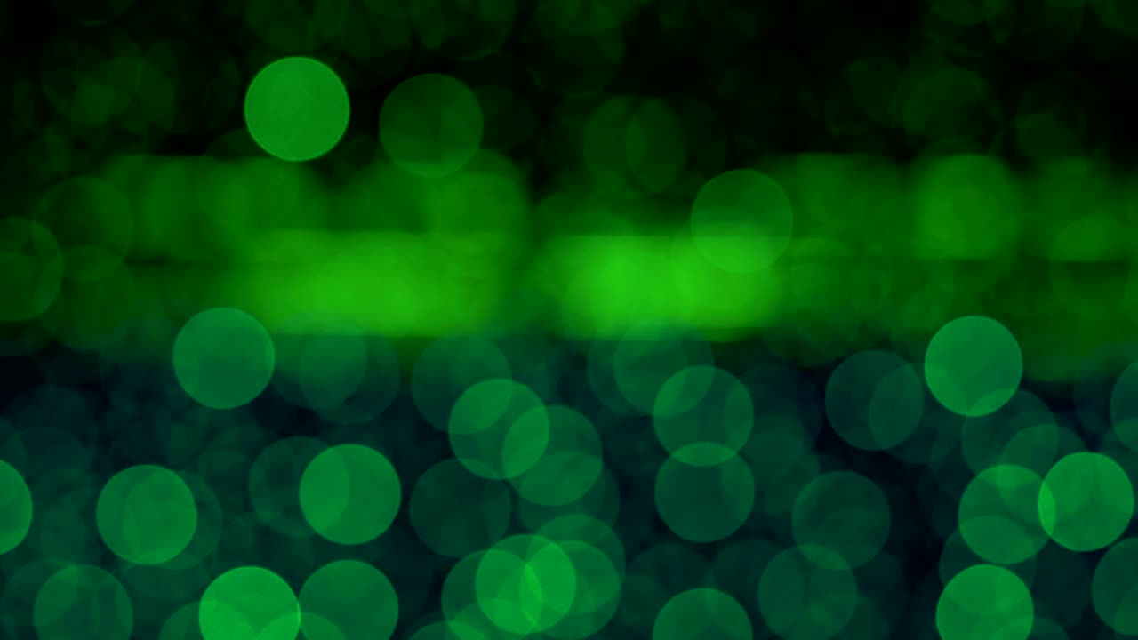 el fondo verde abstracto de la noche está desfocado con un bonito bokeh. luces de navidad borrosas bokeh. panorámica a través del borrón.