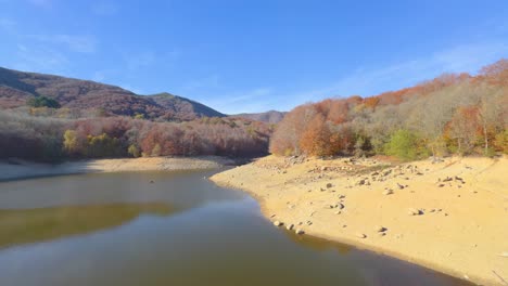 Pantano,-Presa-En-España-Sin-Agua-Otoño-Colorido-En-El-Bosque-De-Montaña-Colores-Ocres-Naranjas-Rojas-Y-Amarillas-Hojas-Secas-Bellas-Imágenes-Naturaleza-Sin-Gente