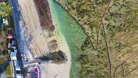 Vista-Panorámica-De-La-Playa-Pantai-Pandawa-En-Bali,-Indonesia,-Isla-Volcánica-Tropical-Con-Colorida-Playa-De-Arena-Y-Un-Complejo-Increíble