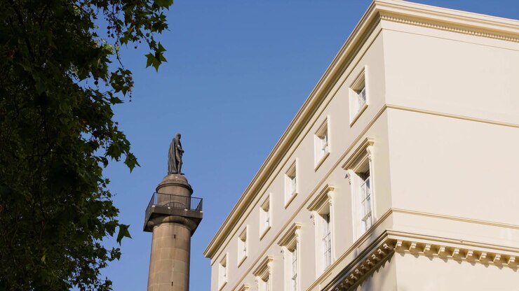 Toma de ángulo bajo de la icónica Columna y estatua del Duque de York enmarcada contra la gran fachada blanca del edificio de la Royal Society en Carlton House Terrace, Londres. Toma 02.