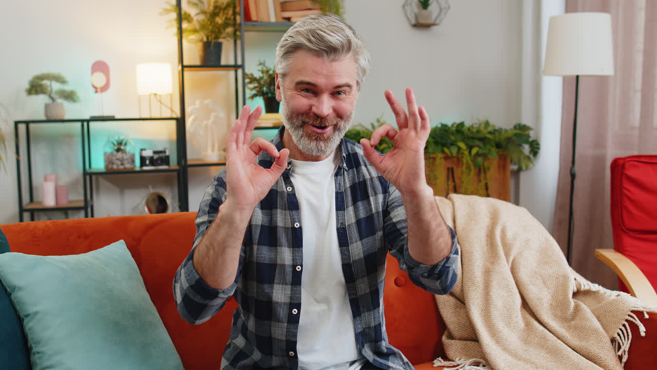 sonriente hombre maduro de mediana edad mostrando bien gestando como positivo apruebo positivo buena retroalimentación
