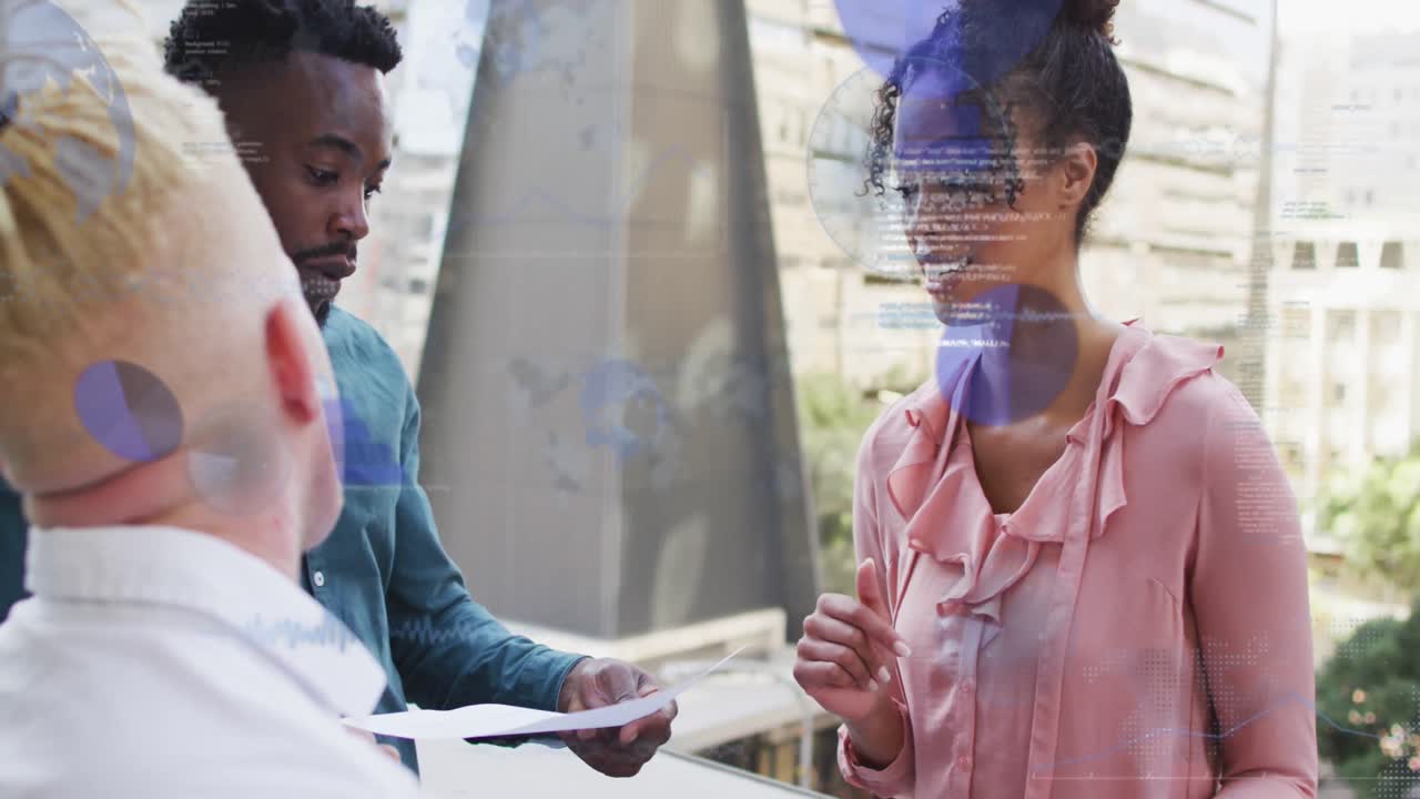 animación del procesamiento de datos financieros sobre diversas personas de negocios en la oficina