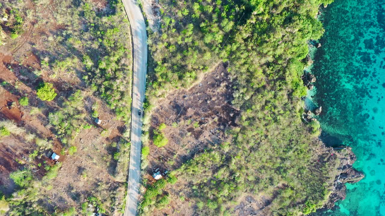 바다 옆 해안을 운전하는 도로와 자동차의 공중 조감도