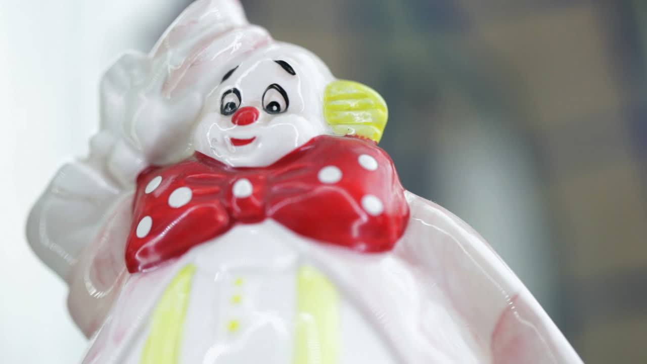 많은 다른 을 가진 조롱거리 동상 조립