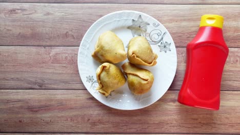 samosas con ketchup