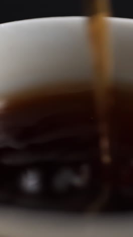 vertiendo té en una taza