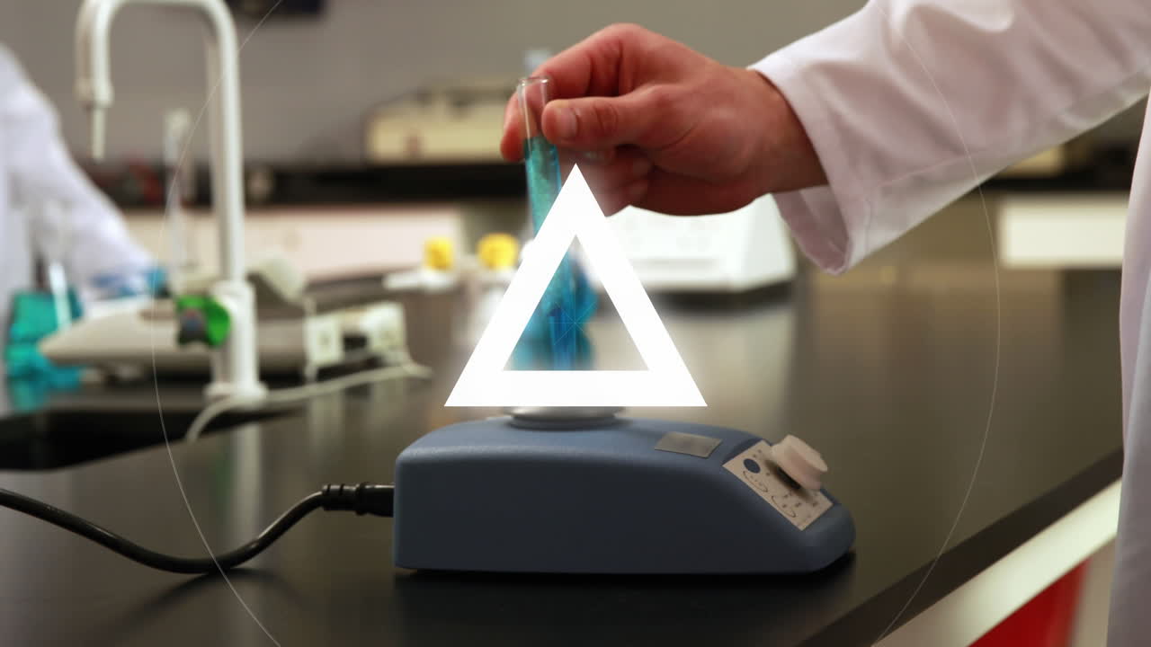 animación del procesamiento de datos sobre un científico caucásico en el laboratorio