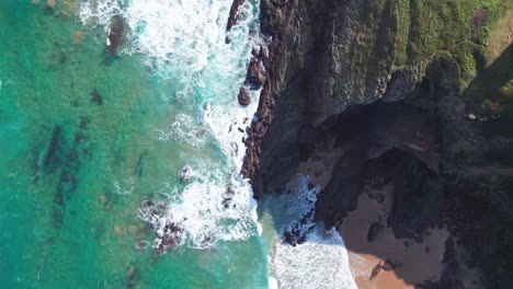 Luftaufnahme-Der-Welle,-Die-Auf-Die-Felsen-Trifft