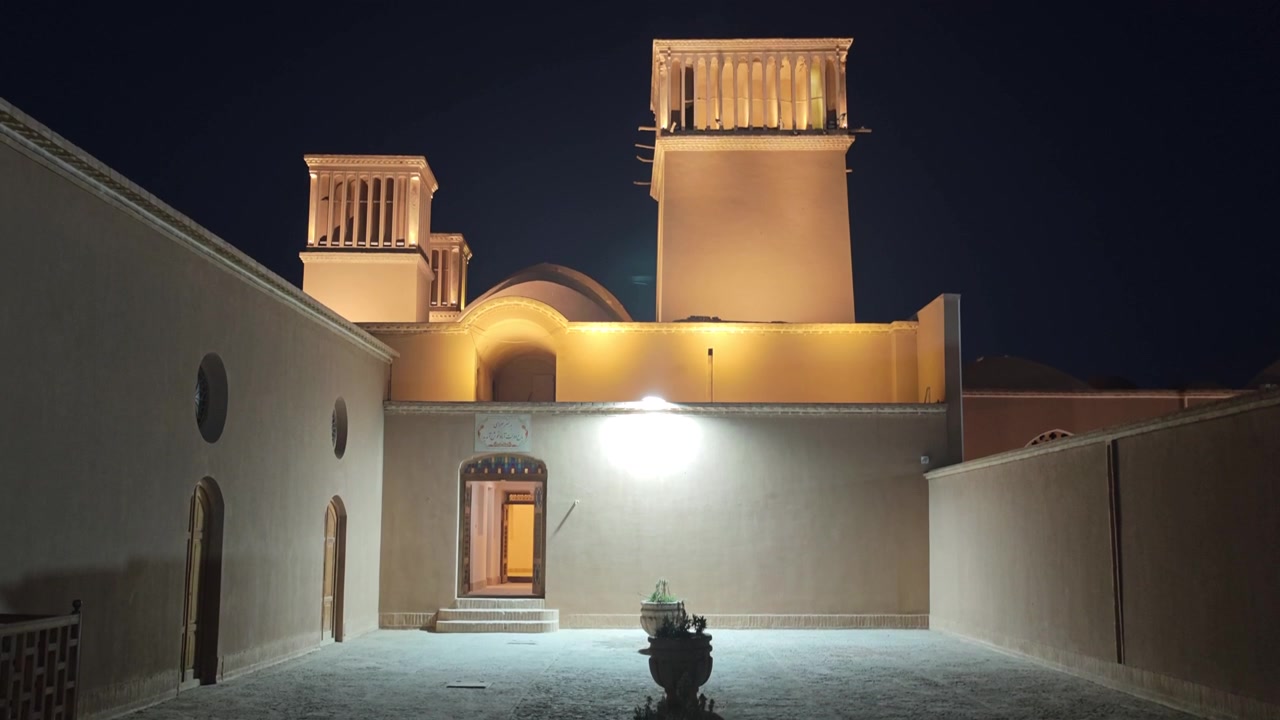 Arquitetura Persa Tradicional com Torres de Vento à Noite