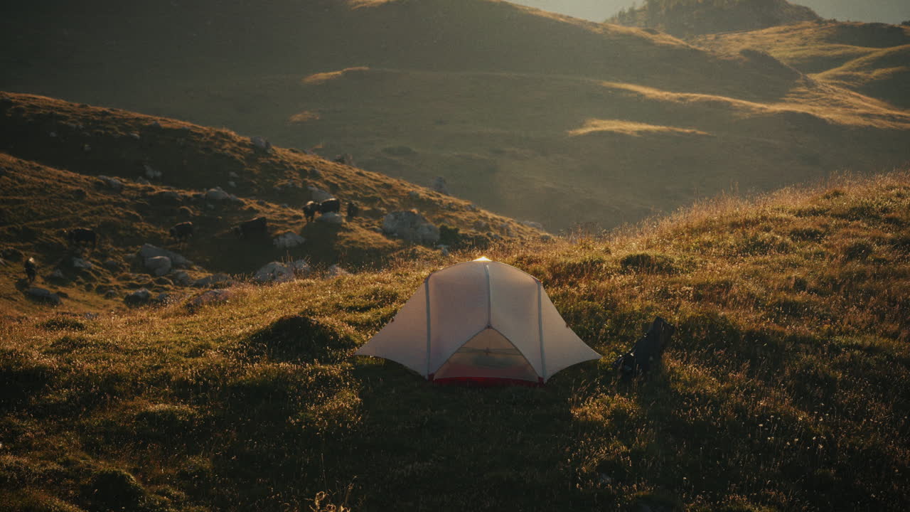 해가 뜨면 산에서 캠핑하는 것