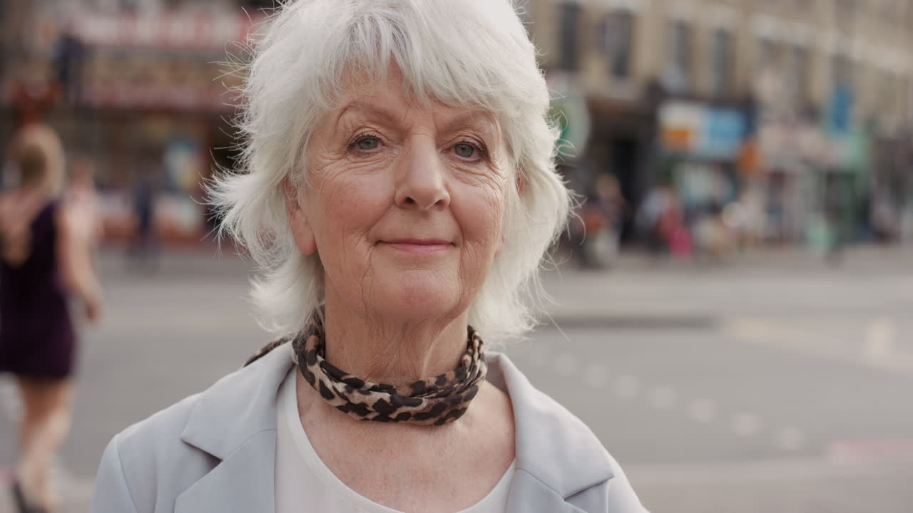 retrato en cámara lenta de una anciana feliz y madura sonriendo