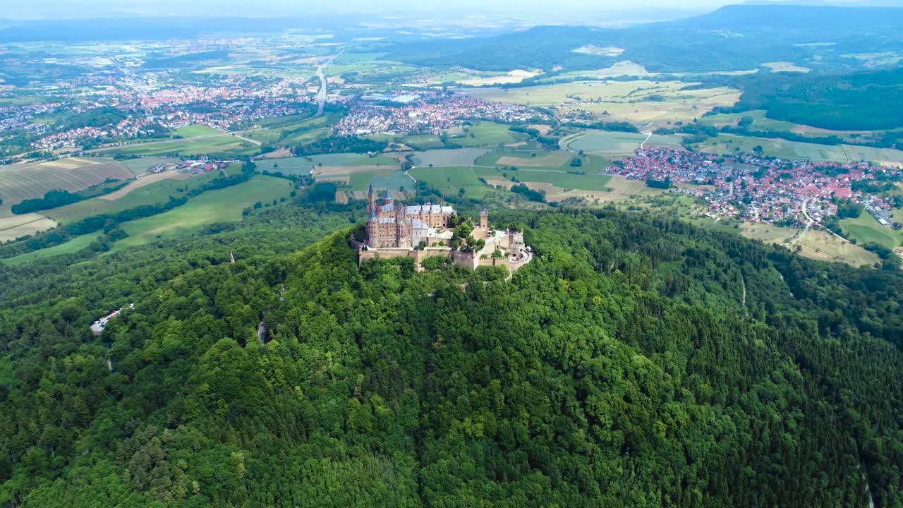 el castillo de hohenzollern, alemania. vuelos aéreos de aviones no tripulados.