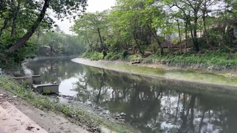 Vista-De-Perfil-De-Adi-Ganga-En-Kolkata,-India