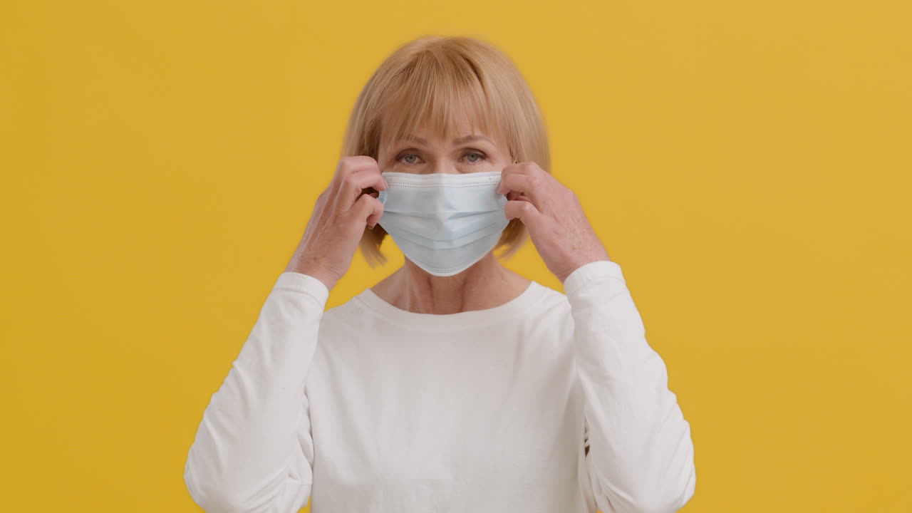 마스크를 착용하고 벗는 여자