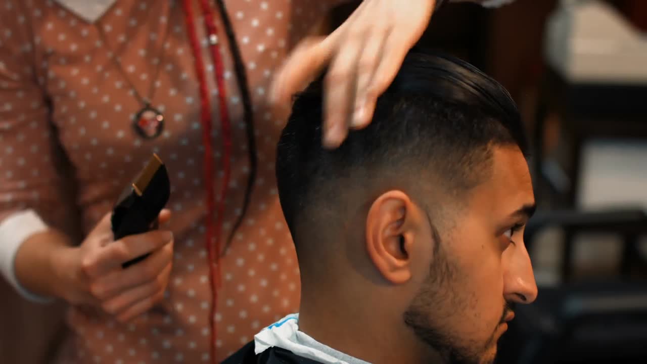Attraktiv mand i en barbershop
