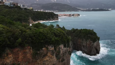 Reenvío-Aéreo-Desde-El-Acantilado-Con-Una-Espesa-Vegetación-Verde-Con-Vista-Al-Mar-Adriático-Debajo-En-Montenegro-En-Un-Día-Nublado