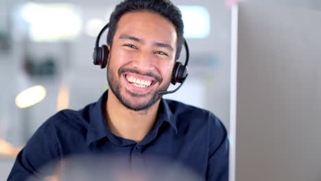 Laughing-call-centre-agent-helping-customers