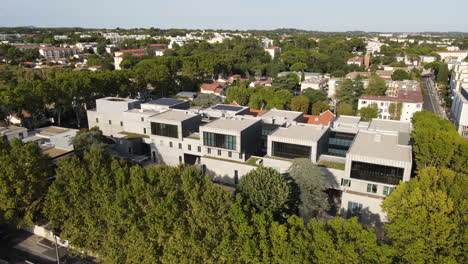 Nuevo-Edificio-Moderno-Entre-árboles-Antena-Francia-Día-Soleado