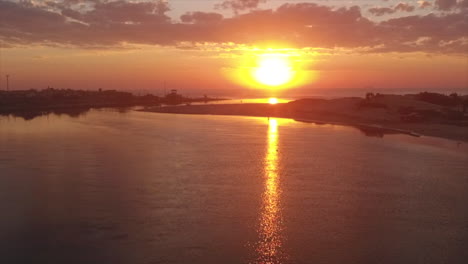 Amanecer-En-El-Río-Con-Algunas-Nubes-En-Brasil