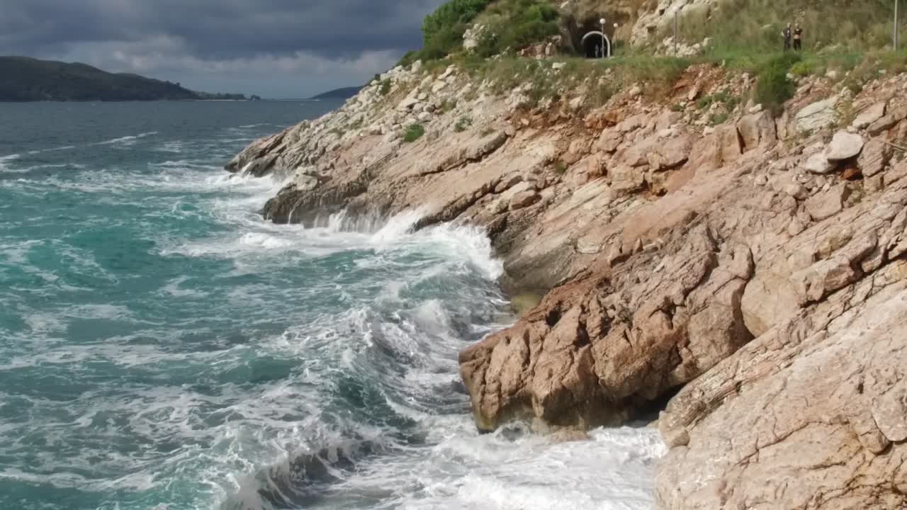 Onde costiere che si infrangono sulla costa rocciosa