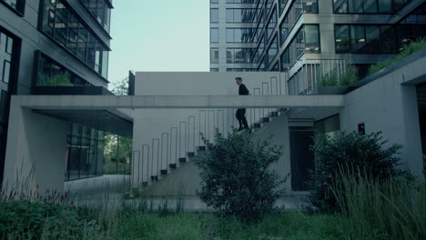 vista de perfil de un hombre de negocios caminando por las escaleras durante la noche