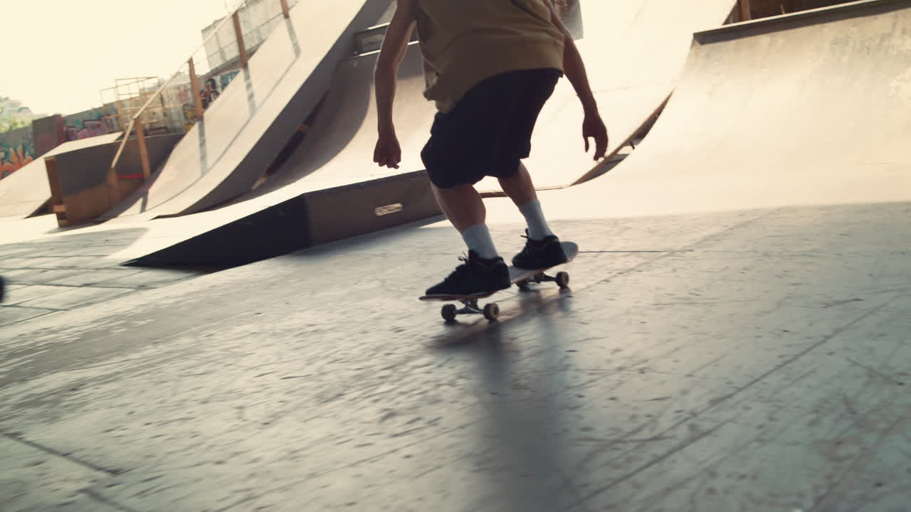 skateboarder extremo montando en skateboard afuera. niño activo saltando en el riel.
