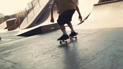 Extremer-Skateboarder,-Der-Draußen-Auf-Dem-Skateboard-Fährt.-Aktiver-Junge-Springt-Auf-Schiene.