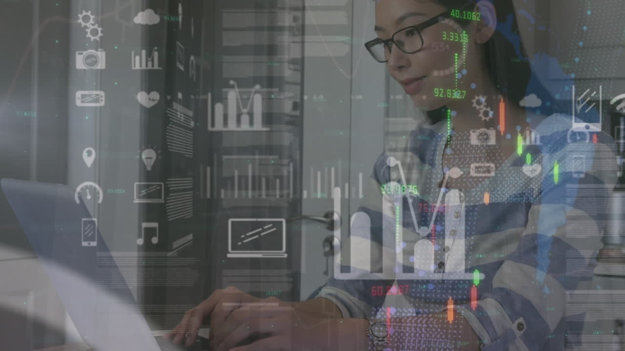 animación del procesamiento de datos sobre una mujer de negocios asiática usando una computadora portátil.