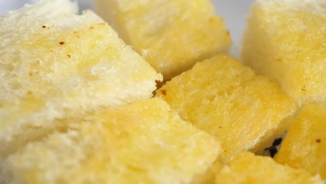 mantequilla fresca en un pan ,