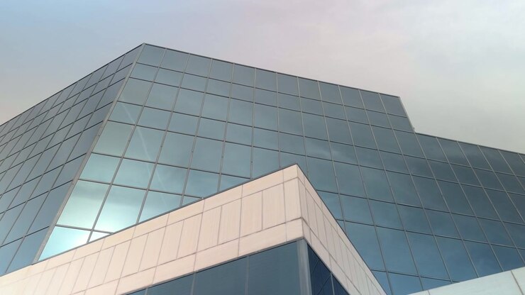 Vista dal basso di un edificio in vetro riflettente con un leggero movimento della telecamera.