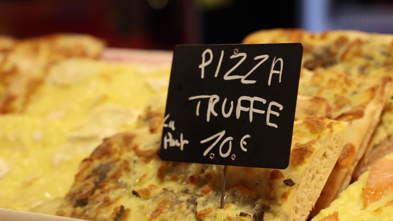 Pizza al tartufo in vendita su una bancarella di street food.