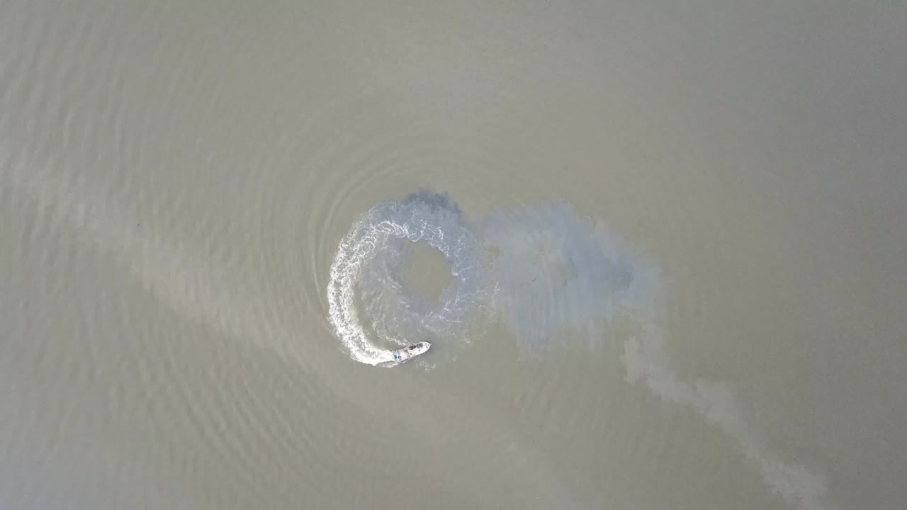 el barco gira en el mar a