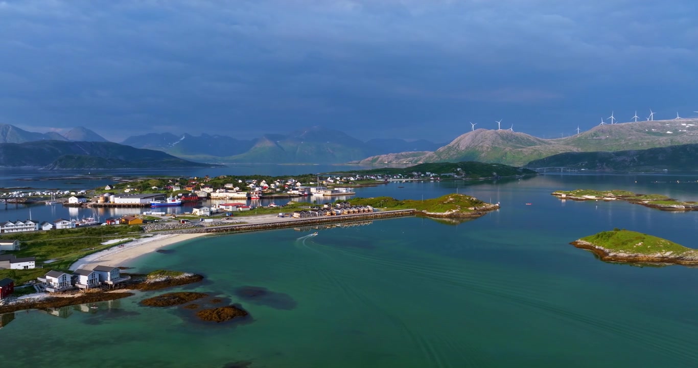 Droneoptagelse omkring landsbyen Sommarøy, en rolig, levende eftermiddag i Nordnorge