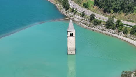 vista aérea del campanario sumergido de curon venosta que se eleva desde el lago reschen en el tirol del sur, italia