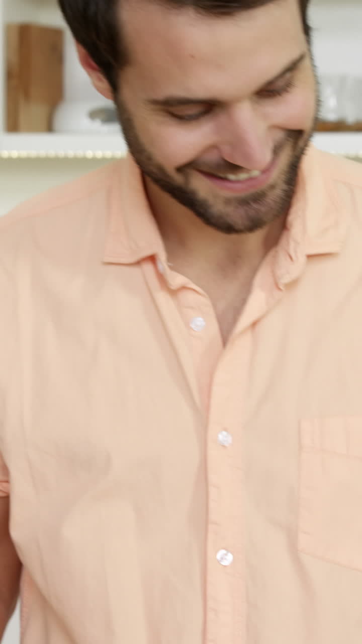 el hombre está cocinando en la cocina.