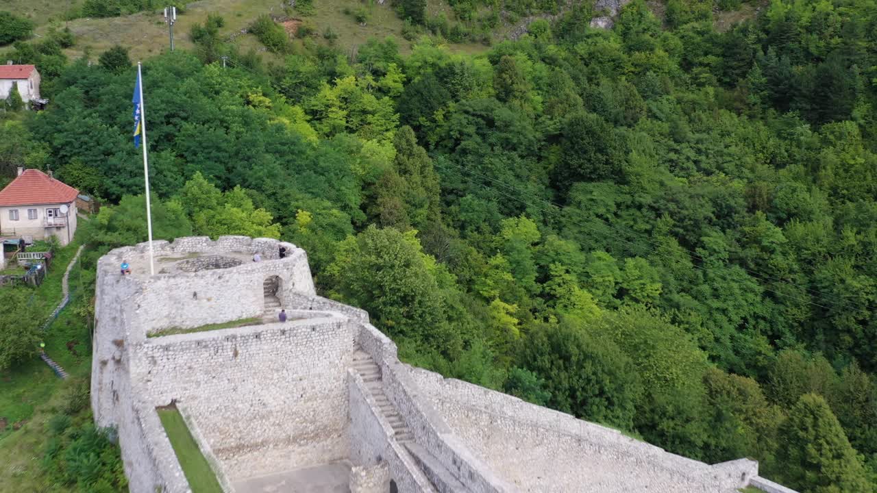 Ripresa aerea all'indietro del castello di Travnik in Bosnia