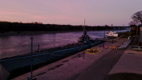 Sonnenuntergang-Mit-Langsamer-LKW-Bewegung-Nach-Links