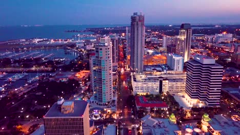 4k-Luftbild-In-Der-Abenddämmerung-Von-Der-Uferpromenade-In-Der-Innenstadt-Von-St.-Petersburg,-Florida