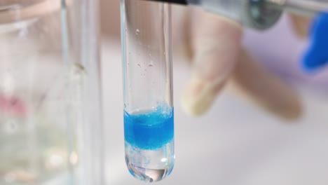 observación del cambio de color en el experimento de reacción química