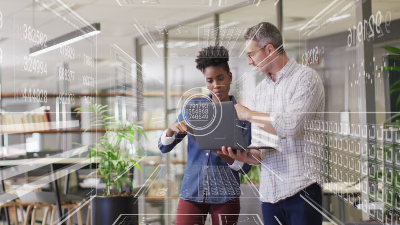 animación del procesamiento de datos financieros sobre diversas personas de negocios