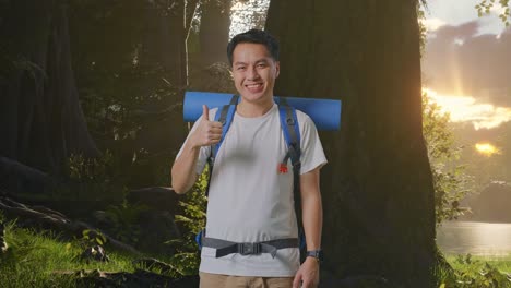 un excursionista feliz en el bosque