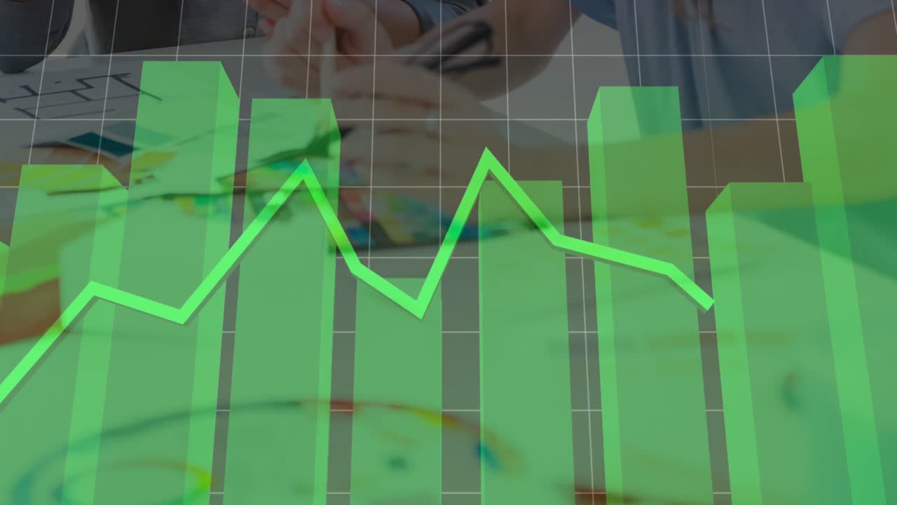 animación de datos financieros y gráficos sobre las manos de la niña caucásica dibujando