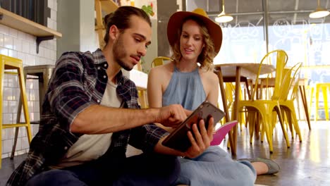 ejecutivos creativos teniendo una discusión sobre una tableta digital 4k 4k