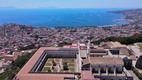 Inclinación-De-Disparo-De-Drones-Desde-El-Castillo-Nuovo,-También-Conocido-Como-Nuevo-Castillo,-Hasta-El-Golfo-De-Nápoles